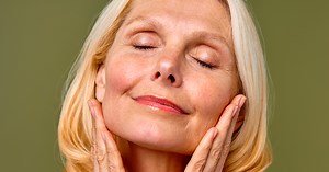 Voici la routine beauté parfaite pour les peaux matures selon une experte