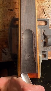 🎻 The Hidden Curve: Carving the Underside 🌊✨ The final secret of a master fingerboard: the underside scoop. I’m using a wicked sharp gouge to hollow out the bottom of the ebony. This serves two vital purposes: 1. Weight reduction: It keeps the “Betts” balanced and responsive. ⚖️ 2. Acoustic resonance: Removing unnecessary mass allows the neck to vibrate more freely. Volume up: The sound of a sharp gouge through dense ebony is unlike anything else. It’s the sound of precision. 🔊🌑 Question for