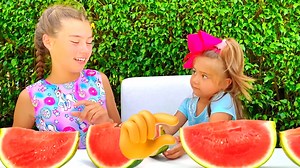 Nastya finge jugar una persecución policial y aprende las reglas de seguridad-1 | Nastya Artem Mia ESP