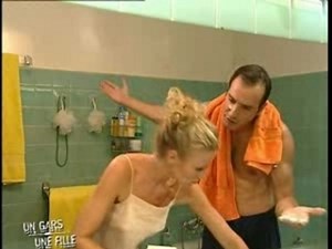 Un gars une fille Salle de bain 2