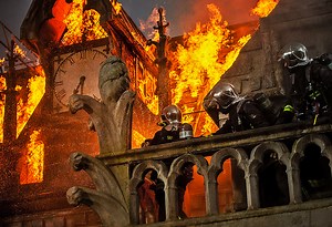 Notre-Dame in fiamme, il regista Jean-Jacques Annaud: “Notre-Dame è la più grande star di Francia”