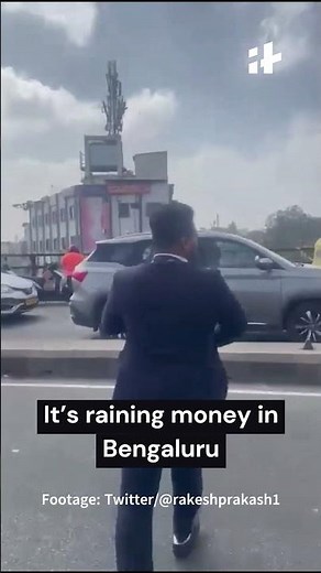 Bengaluru: Man Throws Rs 10 Notes From Flyover #Shorts