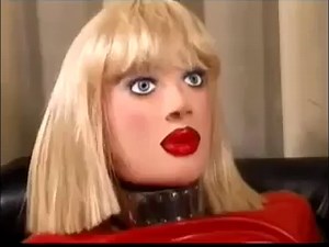 Mistress Sandra und ihre Gummipuppe