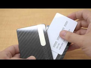 「Keplero Luxury Wallet」をカシャカシャ変形してカードを出し入れ
