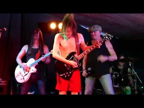 Hells Bells top AC/DC tribute band live @The Square n Compass with Bad Boy Boogie 30/06/17 in 4K