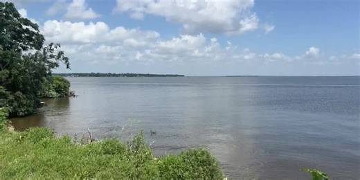 2 young girls, ages 3 and 5, drown after getting trapped as boat sinks in lake