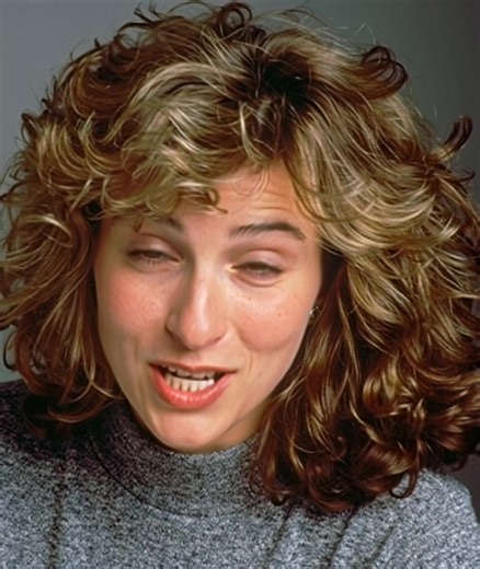 Jennifer Grey, the iconic Dirty Dancing star, is now 65 — and her transformation will truly warm your heart 💛 (Check the first comment 👇) | Charlie Clips