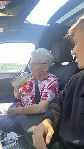 Oma & Enkel on Instagram: "Lebe. Liebe. Lache. ☺️♥️ @christian_kroemer Das Leben ist zu kurz, um traurig zu sein. #KeepCmiling #oma #enkel #familie #erinnerungen"