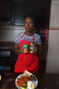 Rhodes Quality baked beans are already that girl, but I had to shujjj them up a bit. Topped with avo and paired with crusty bread and beef breakfast sausages—this breakfast understood the assignment. Ingredients: • 1 small onion, finely chopped • 1 garlic clove, minced • A handful of button mushrooms, sliced • 1 tsp Hinds Aromatic & Herb spice • 1 can Hinds Baked Beans • Fresh parsley, chopped • Bread, avocado, and breakfast beef sausages (for serving) Method: 1. Sauté onion and garlic in a litt