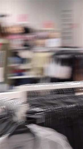 2.6K views · 18 reactions | ☔ Searching… outfit anti-lluvia  ✨ FOUND ✨ OMG, la prenda que nos salva del diluvio y aún se ve  ya está aquí.  Disponible en tienda y online (pero por tiempo limitado ⏳). #Forever21México #ModaJuvenil #OutfitDeLluvia #EstiloForever #TrendAlert | Forever 21 | Facebook