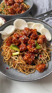 Crispy Chilli Chicken Noodles This is what I make when I’m craving a Chinese takeaway but don’t want to feel grim after 🤣💞 Crispy chicken in a sticky sweet and spicy chilli glaze over stir fried noodles with plenty of veg Ingredients (serves 2): 250g chicken breast, diced 1 tsp garlic granules 1 tsp paprika 30g egg white 30g cornflour Sticky Chilli Sauce 2 tbsp light soy sauce 1 tbsp dark soy sauce 20g honey 40g reduced sugar sweet chilli sauce 15g tomato ketchup 1-2 tsp sriracha sauce 2 tsp c