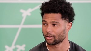 Close Up: Serge Gnabry 👨🏾‍🍳 Wenn er kein Fußballer wäre, in welcher Sportart wäre Serge Gnabry dann gerne Profi? Und was sagen seine Mitspieler über ihn? 👀 Film ab! 🎬 #Gnabry #DieMannschaft | DFB-Team