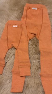 New product alert! 😍 Reversible wool longies/diaper cover by ManyMonths. Double layered throughout and perfect as a cloth diaper cover or as clothing. High waisted for belly warmth and extra rise for fluffy cloth diaper bums. Wool wicks moisture away from the skin (absorbing up to 35% of its own weight), has antistatic properties, is naturally flame-resistant, keeps its shape well, is naturally UV-resistant and antibacterial, breathable, thermoregulating, creates less laundry (airing is usually