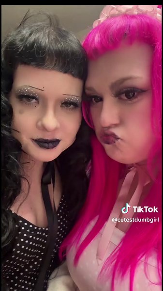 Melting Kiss: A Trending Lesbian Kissing Moment