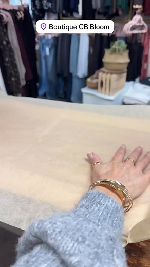 🎁 Une jolie commande prête à partir! J’adore préparer vos commandes en ligne, c’est toujours un petit bonheur de savoir que mes trouvailles vous plaisent 🩷 Merci à toutes celles qui magasinent en ligne avec nous 💕 Saviez-vous que les retours sont gratuits? C’est simple, rapide et vous recevez vos morceaux coups de cœur directement à la maison 🛍️ 👉 Magasinez en ligne dès maintenant! #boutiquecbbloom #modeststyle #magasinezenligne #achatlocallachute #pretaporterlachute | Boutique CB Bloom