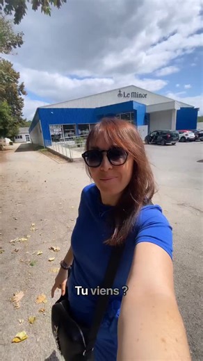 Charlotte ⭐️ Bretagne Vannes on Instagram: "Marinières, pulls marins, kabigs, écharpes, bonnets… @leminor.fr c’est plus de 100 ans de savoir-faire local et d’histoire, dans le Morbihan. Un patrimoine qu’on peut découvrir lors de visites guidées. Pendant 1h30, on plonge dans les coulisses de la plus ancienne fabrique textile bretonne encore en activité et de toutes les étapes de fabrication : le tricotage circulaire et rectiligne, la vaporisation de la maille, la coupe manuelle, le remaillage et