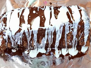 Sočni kolač sa jabukama grizom i čokoladom