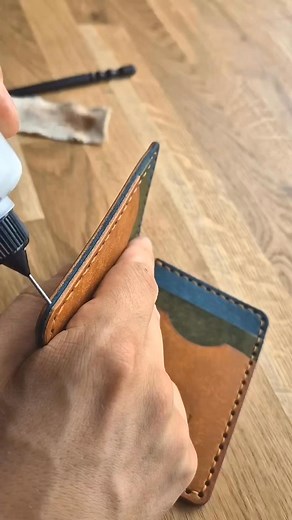 Edge burnishing of a handmade leather bifold wallet for men and women #leadhershows #Leadhar #leathercraft | Leather Show