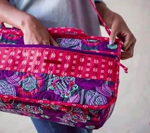 Kiss your plain, black bag goodbye! 💋 Get a professional finish when you learn to sew your very own messenger bag. (PS- no quilting required 😉) | Craftsy