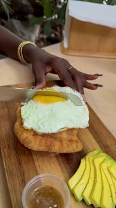 Fun zone présente: une pâte fait maison tapissée d'un oeuf sur plat, une garniture composée de steak haché, d'oignons caramélisés, de poivrons, de fromage servie avec une salade d'avocat épicée #patekodeweek #tickettoupatou . . 📹📸: Marckinson Pierre | Ticket Magazine