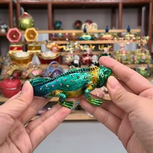 Lizard Figurine Hand Painted Enameled Trinket Box Decorative Hinged Chameleons Jewelry Box for Office Table Desk Bookshelf Decor Purple