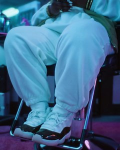 Air Jordan 11 Retro “Neapolitan” 🩷🤍🤎 Categorizada por su trío de tonos, la mezcla de tonos crema, rosa y marrón recuerda instantáneamente a bolas de una delicia dulce y cremosa. Como tal, la parte superior de cuero caído tiene un leve tratamiento "Sail" que recuerda al sabor a vainilla y al mismo tiempo actúa como una pizarra en blanco para que brillen los dos últimos tintes. Como tal, el icónico guardabarros de charol está adornado con un tono oscuro "Velvet Brown" que se encuentra intercala