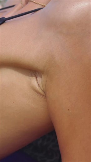 RT @biznoriboi: Sun-kissed, shiny, and playfully teased 😏Close-up beach armpit vibes on a hot summer day ☀️#Armpit #BeachVibes #SummerBod…