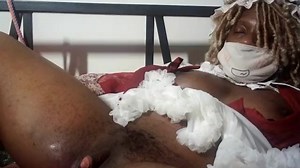 Uma hora e 45 minutos de uma Ebony S-Lol brincando com seu mega-clitóris.