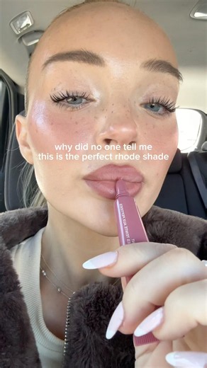 like it’s the perfect nude lip omg??? @rhode #lipgloss #nudelips #rhodeskin #lippeptide