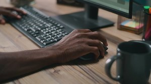 「リモートプロジェクトで作業している間にコンピューターキーボードとマウスを使用した、アフリカ系の人物とは見分けがつかない」の動画素材（ロイヤリティフリー）1080309419 | Shutterstock