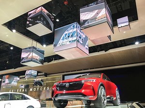 [Hot Item] P2.5 Full Color 4side 3D Cube Shaped LED Screen Display Digital Signage for Commercial Advertising
