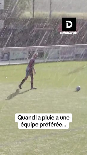 Terrain partagé : match de foot sous soleil d’un côté, pluie de l’autre