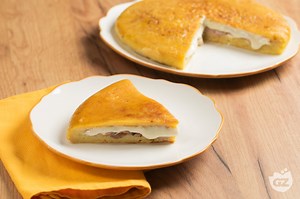 Schiacciata di patate in padella con prosciutto, funghi e formaggio