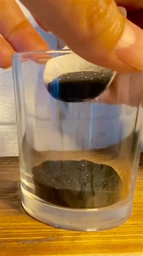 Build the Demon Slayer checker pattern in the glass. ⏳ #demonslayer #demonslayerfanart #sand #sandart #グラスサンドアート #鬼滅の刃 #tanjirokamado | Glass Sand Art.co