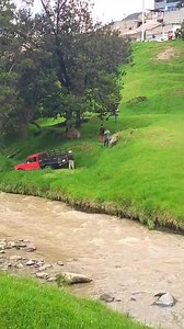 #AZOGUES #NOTICIAS #TRÁNSITO II Vehículo estuvo a punto de caer al río Burgay en Azogues La tarde de este 3 de febrero de 2026, una camioneta perdió los frenos y rodó hasta las márgenes del río Burgay, en la intersección de las calles Sucre e Ignacio Neira, en la ciudad de Azogues. De acuerdo con la información preliminar, el hecho ocurrió cuando el vehículo se encontraba estacionado en una pendiente y se habría soltado el freno de mano, provocando que descendiera sin control hasta el borde del
