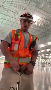 Beau construction guy jerking his cock at worksite