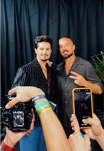 Neste último ano, tive a oportunidade de colaborar com grandes artistas, como parte do meu projeto, onde revisitamos alguns dos meus clássicos... e, dessa vez, foi ao lado do grande @Luan Santana Vim ao Brasil para gravar o videoclipe de uma músida que vamos lançar em breve. Mais uma vez, meu irmão Luan, obrigado por dividir seu palco comigo... e também pelo carinho do seu público maravilhoso. Brasil eu te amo ❤️🇧🇷
