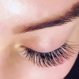 Perfekt sitzende, lange, geschwungene, dichte Wimpern - für den Samstagabend ein absolutes muss.💖 Eine Lashes-Neuanlage erhältst Du bereits ab 99,- Euro. Das auffüllen der Wimpern startet ab 50,- Euro. Hol Dir den sexy Augenaufschlag: 📞 040 65588888 💻 adameve-hamburg.de #adamevehamburg #wimpernverlängerung #wimpernliebe #kosmetikstudiohamburg #lashlove #klimperwimper #welovehamburg #bloggerhamburg #samstagmorgen #samstagabend #wimpernextension | Adam & Eve Beautylounge GmbH