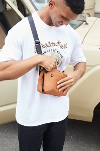 Elevate your daily routine with the Wanderer Sling, a go-anywhere bag. | Mopak