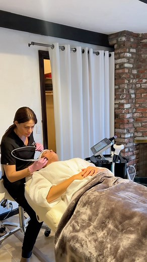 Yes, I shaved my face! Loving my day at the @beautyvillavergara. Heaven! Once I arrived, I talked to the talented @marianalvergara about my current needs. We decided to start with dermaplaning, followed by her famous Diamond Peel, then some much needed oxygen and a relaxing sheet mask all while getting a much needed @prissy_co pedicure. Couldn’t leave without getting my hair done -the villa does it all! Gracias to @the_brownsisters_yb for one of her iconic blow outs. Special gracias to Miss Celi