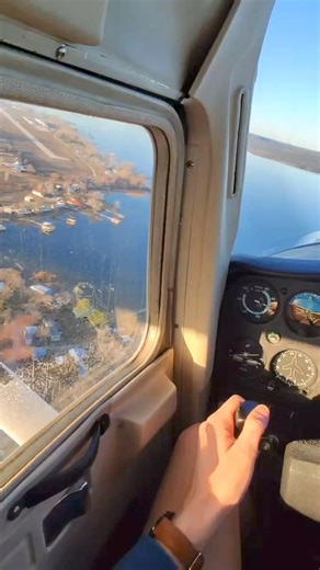 3.5K views · 17 reactions | Cessna 152 Landing ✈️ . . ©©©© #cessna #fighteraircraft #boeinglovers #instaplane #flight #fly #aviationphotography #airplane #instaaviation #plane #pilotlife | Fly Spotter | Facebook