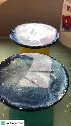 Navy and Silver alcohol ink coasters sealed with ArtResin - these colours look so great together! Artist: @vallenderrose #art_resin #resinart #epoxyresin #epoxyresinart #foodsaferesin #resinsafe #レジンアート #海アート #海インテリア #お洒落インテリア #インテリアコーディネート #沖縄#résined'art #artdelarésine #resinadearte #artederesina #resinaepoxica #artistaderesina #regalosderesina #unerésineépoxy #artisteenrésine #cadeauxderésine #Kunstharz #Harzkunst #Epoxidharz #KünstlerausHarz #GeschenkeausHarz | ArtResin