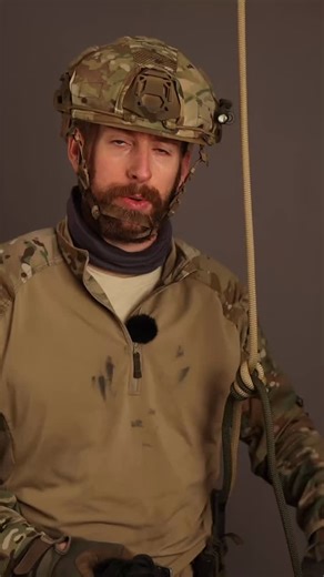 In this demonstration, I show a method to pass a knot while rappelling by using two descenders. This setup allows for a fast and smooth transition over the knot, without needing to tie and untie additional knots mid-air. The technique is straightforward and efficient, but it requires extra equipment – a second descender and some space on the harness. That makes it less minimalistic, but in return, it saves time and reduces the need for complex handling during the transition. I also point out why