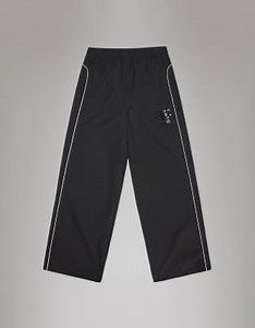 Rains X Umbro - Drill - Losse waterafstotende trainingsbroek met wijde pijpen in zwart | ASOS