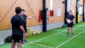 Creating a realistic lineout throwing sequence gives the participant an opportunity to give feedback and improve. #DrilloftheWeek #rugbydrills #Rugby #LineoutTraining #rugbyunion | Rugby Toolbox