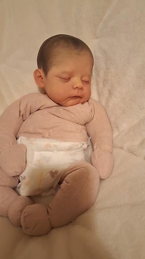 How cuddly is his/her cuddle body.. | Lhingrebornnursery