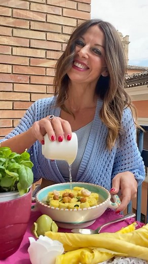 #lamigliorericettaitaliana2024 ❣️Le scrippelle ‘mbusse teramane “rivisitate” e proposte per la nuova challenge de @lacucinaitaliana !Un brodo di pesce realizzato con gli scarti (come si usava nella famiglia materna) … e poi le crêpes leggere teramane, quelle con acqua, uova e farina, sottili sottili … accompagnate dalle “pallottine” di gamberetti 🍤 Onore alla #cucinaitaliana - alla #tradizionedifamiglia e a quel pizzico di #innovazione che non guasta mai!!!Che dire?!? Felice di esserci !!! E W 