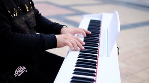 AVE MARIA (Vavilov / Caccini) Trumpet: Thi Thư & Thùy Trang Piano: Joseph Thành Luân ------------------------------------ Bản "Ave Maria" nổi tiếng thường nhầm lẫn là của nhà soạn nhạc người Ý Giulio Caccini (khoảng 1600) thực ra là sáng tác của nhà soạn nhạc Xô Viết Vladimir Vavilov khoảng năm 1970 và ban đầu được phát hành khuyết danh (Anonymous). Mặc dù vậy, vì Vavilov thường được coi là người kế thừa phong cách Caccini và bản nhạc quá giống phong cách Baroque, nên mọi người vẫn hay gán cho c