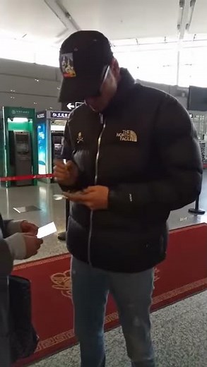 扶摇男主阮经天给早班机还给粉丝福利哦 Male Lord Ethan Ruan to spread an early flight back to the fans welfare oh