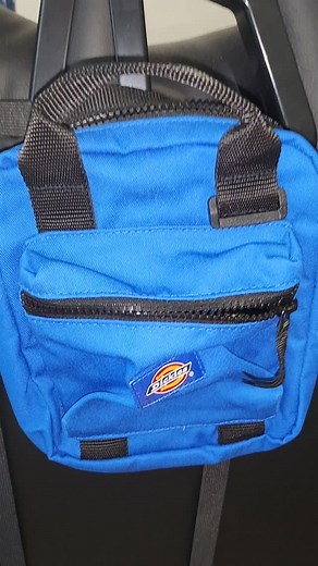 @theworldof_nilam 🎥 @zalando @dickies_europe Varje dag/helger 🙂 Mindre storlek, gott om förvaring, #smartphones nycklar plånbok, #smink #dickies Moreauville #unisex #axelremsväska #återvunnetmaterial #sustainablefashion Turkish sea/Perfekt mått, inom vitt pappersark/ beroende på exakt vad är, tillåtet? när gäller regler #väskförbud, information arrangörer #konserter events #nattklubbar Sverige #sverigeshuvudstad #stockholm #london 🇬🇧 | Malin Nilam Lek